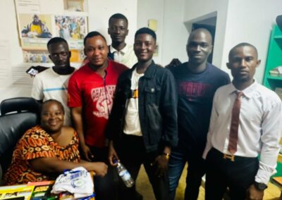 Photo -Jacqueline e les jeunes -Ligue des pro de Kennedy 2 Daloa- Maracana( 23 Aout 2025)